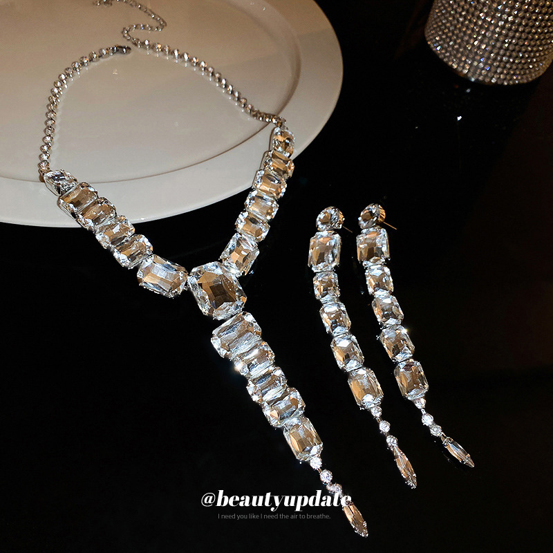 Estilo europeo y americano Luz de lujo cuadrado largo borla pendientes collar traje nicho retro clavícula cadena Internet celebridad joyería exagerada para las mujeres