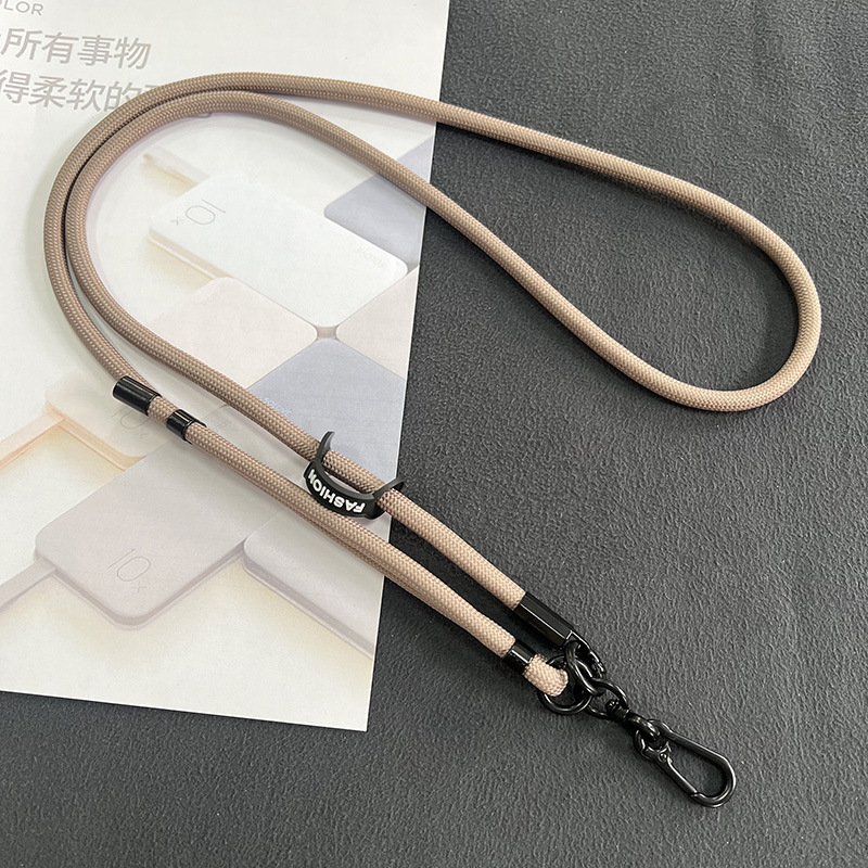 日系8mm携帯電話のストラップは、携帯ケースのストラップに斜めにまたがっています。|undefined