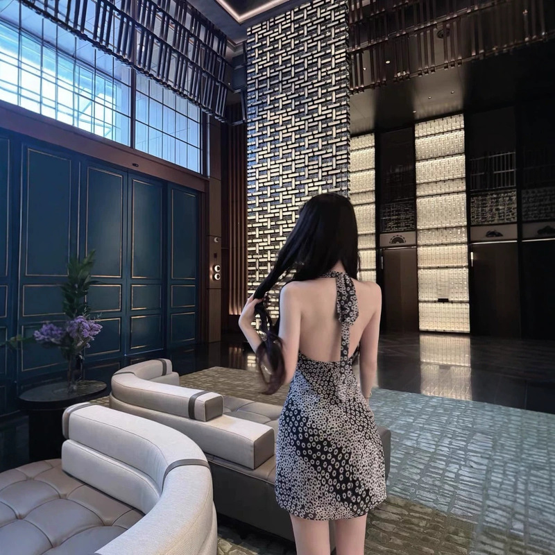 Han Yujia's "Mélisande" R*Alisationp*R Halter-Neck Tie-Back Daisy Floral Backless Dress
