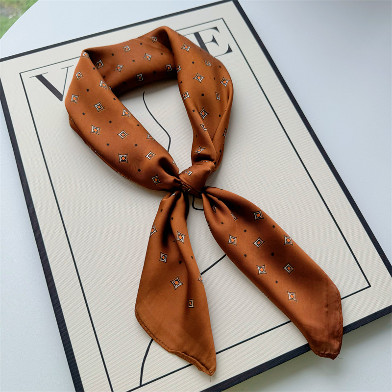 Primavera y verano nueva bufandas de impresión de letras de satén 70 × 70 bufandas de seda pequeñas bufandas cuadradas de alta calidad bufandas de estilo francés