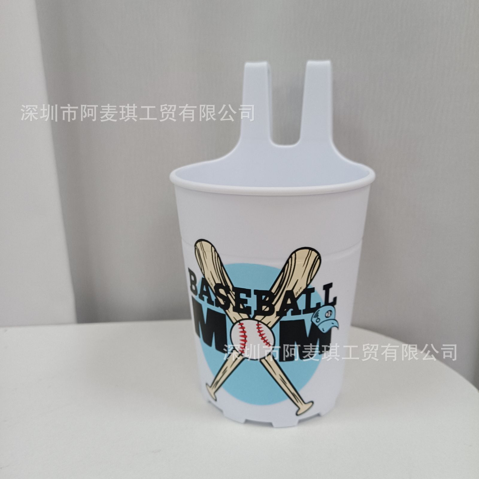 흰색 매달린 컵