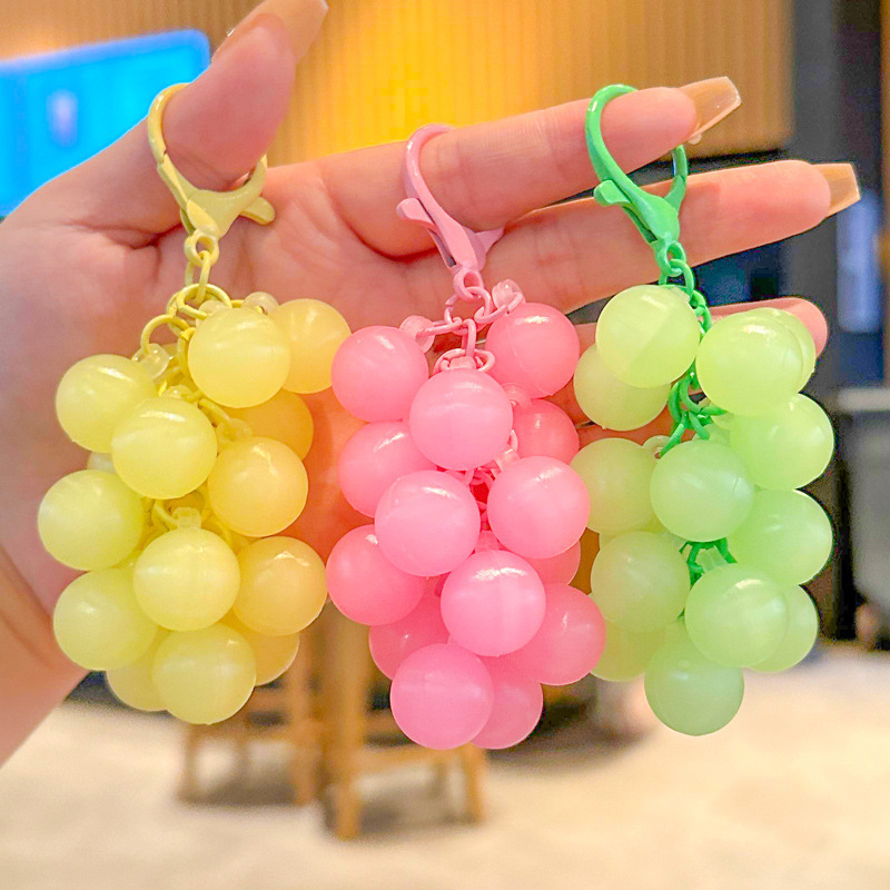 かわいい発光ブドウキーホルダークリエイティブ pvc 接着剤ビーズ小さな新鮮な色のブドウペンダント小さなギフトバッチ|undefined