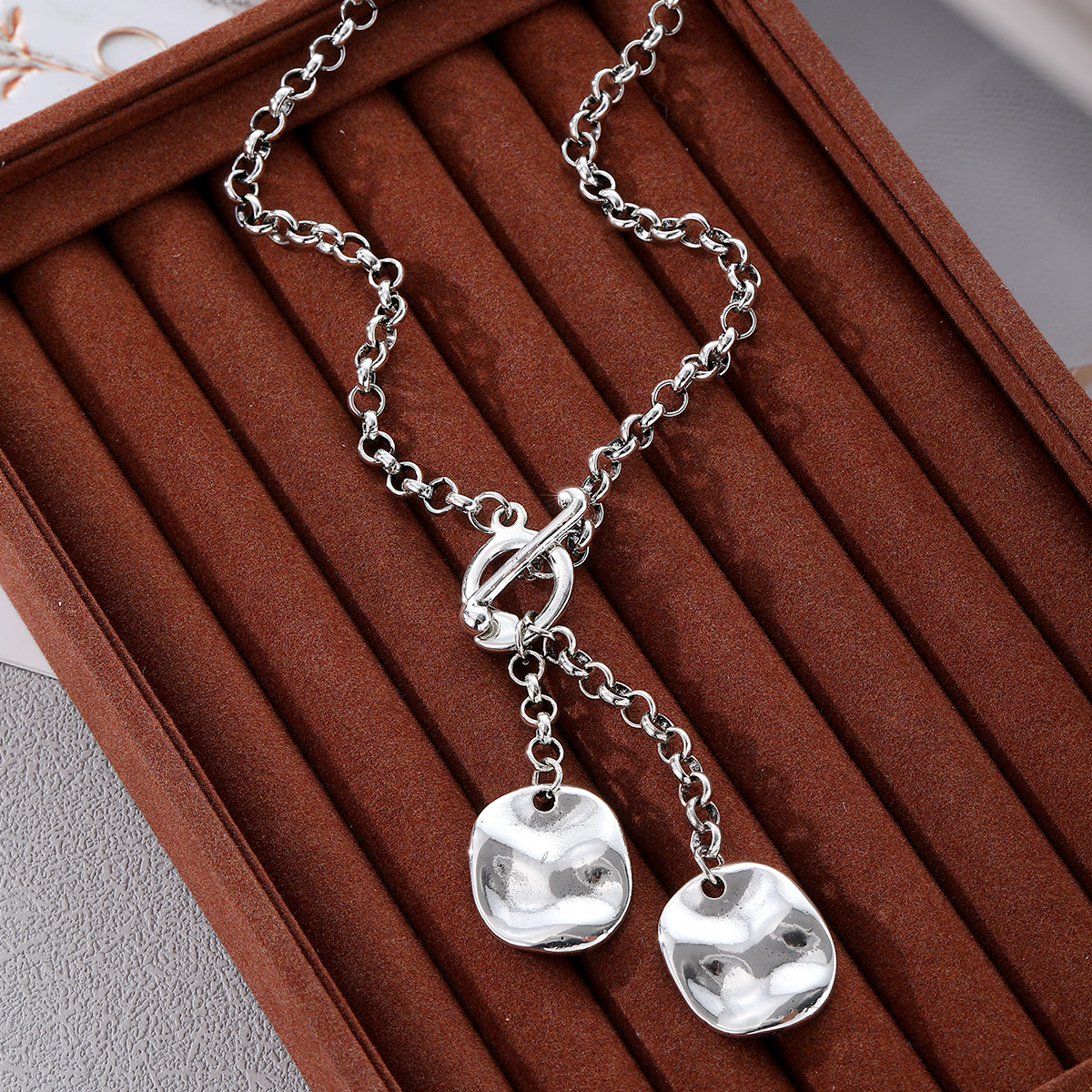 Simple Antique Silver Round Pendant Necklace With Ot Buckle_voghion.com