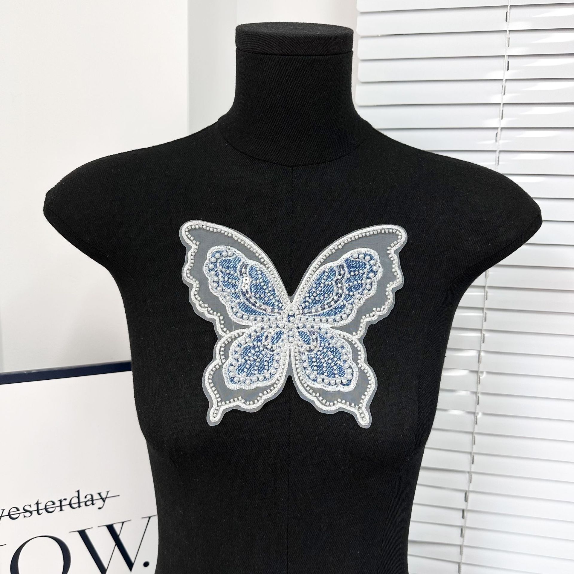 Nuevo azul y blanco bordado mariposa tela pegada doble capa de ergena accesorios de ropa DIY toque de pelo material denim image 3
