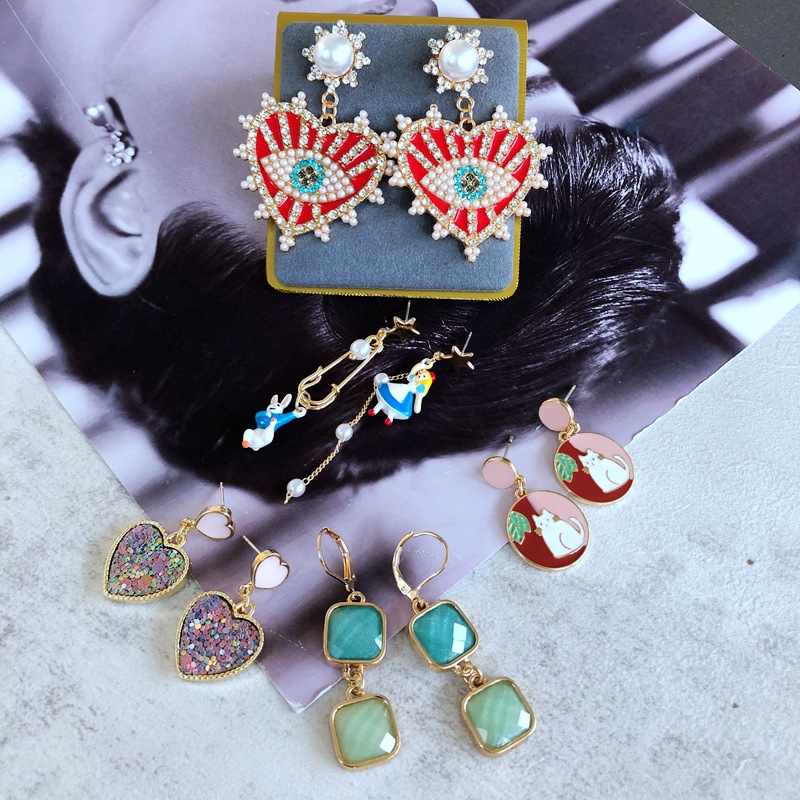 Fashion Diamond Heart Resin Asymmetric Oil Drip Inlaid Rhinestone Earrings Wholesale Nihaojewelry display picture 2
