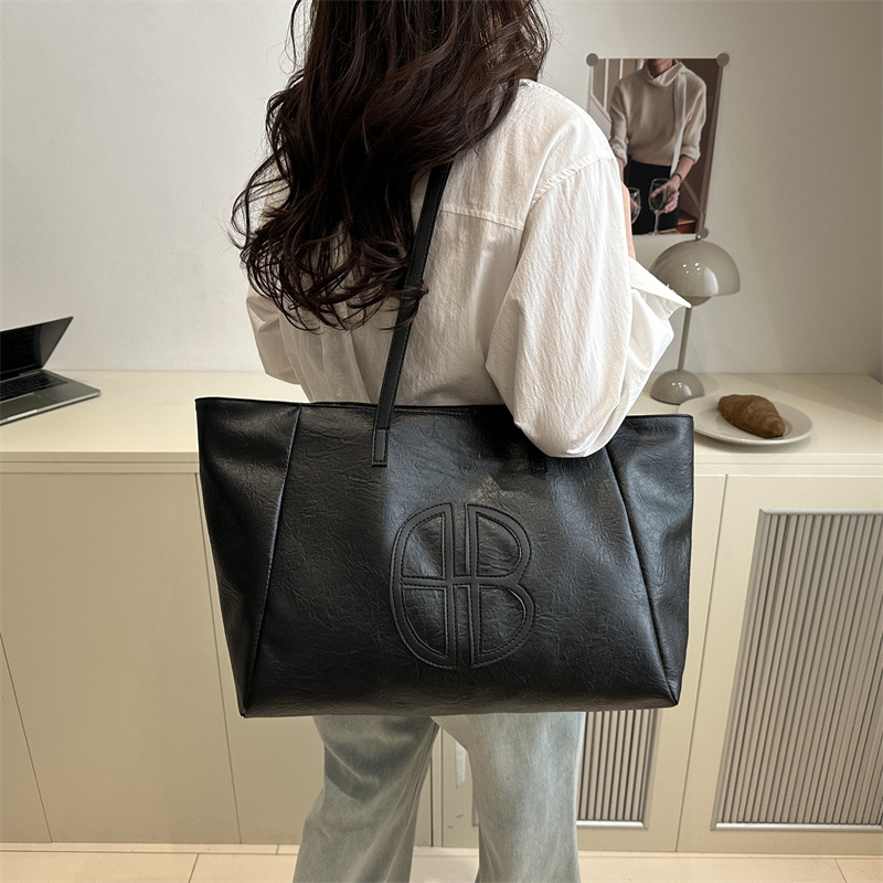 Bolso de mano de dama de alto nivel primavera y verano 2025 versátil bolso de viaje en bolsa popular de gran capacidad este año