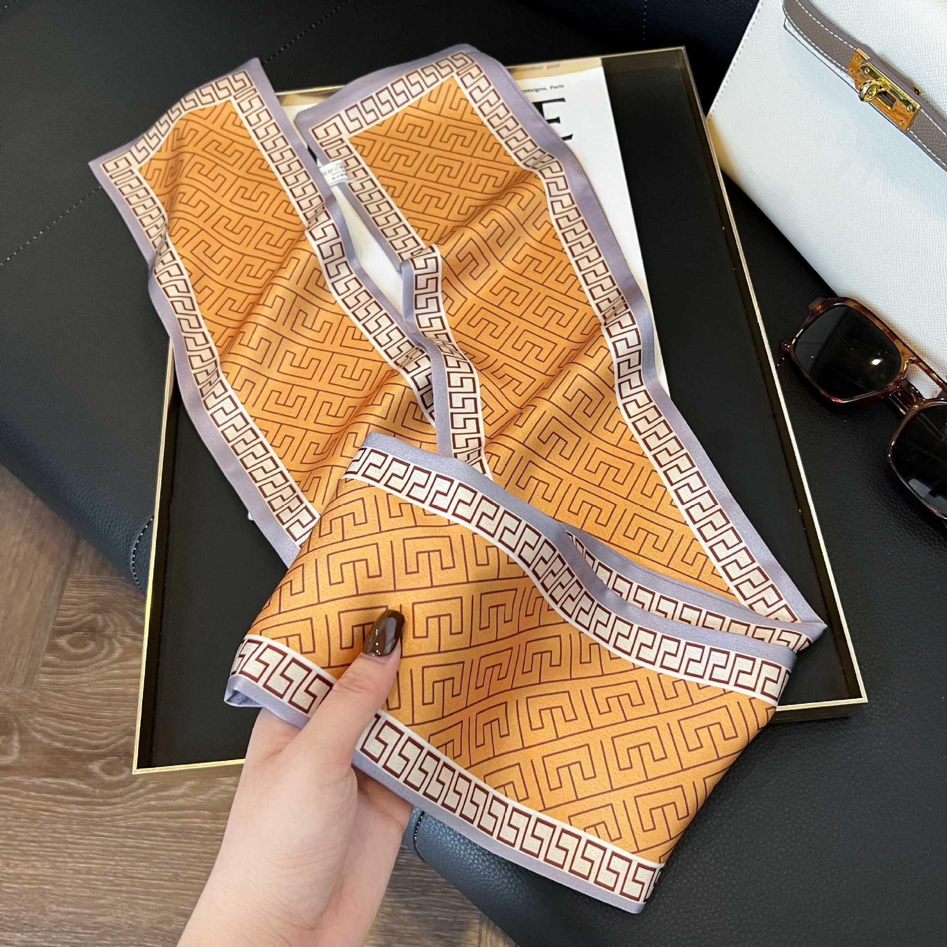 Nueva bufanda de seda pequeña banda larga estrecha para el cabello mujer estilo primavera y otoño moda madre bufanda estilo verano estilo fino serpentina bufanda al por mayor