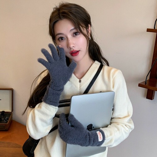Soft and fluffy fingerless gloves for winter, minimalist and cute, solid color, long wrist warm, suitable for women in autumn and winter.