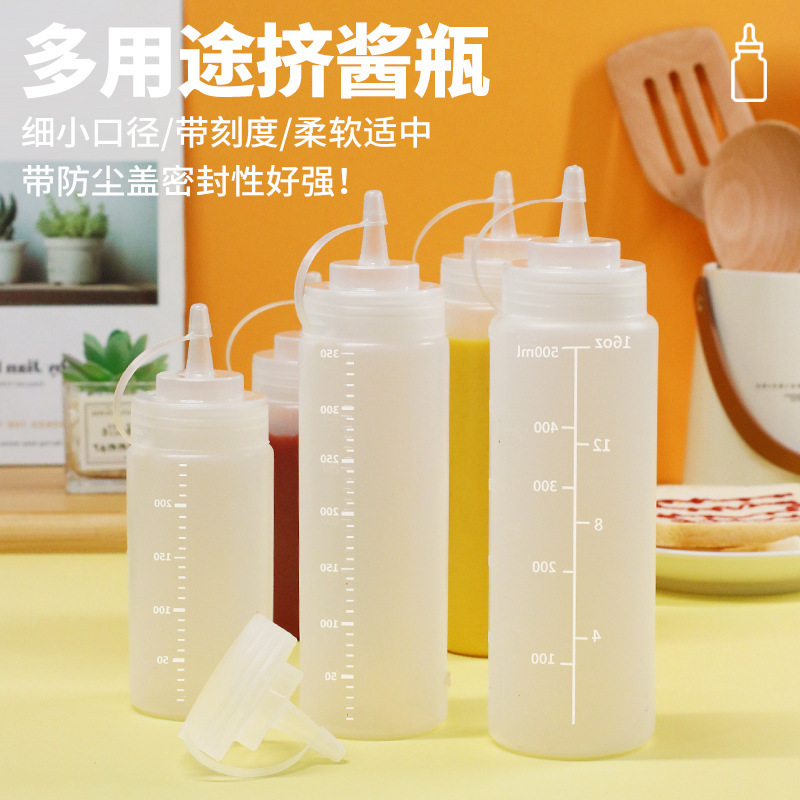 ソース瓶のプラスチックソース瓶の表装の口を押して、ケチャップのジャムを押します。|undefined