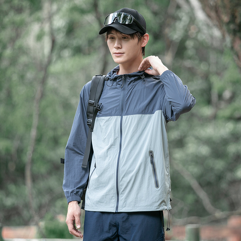 Ropa de protección solar al aire libre de montaña para hombres y mujeres de verano nueva seda de hielo delgada impermeable ropa de moda de protección solar pareja chaqueta encapuchada