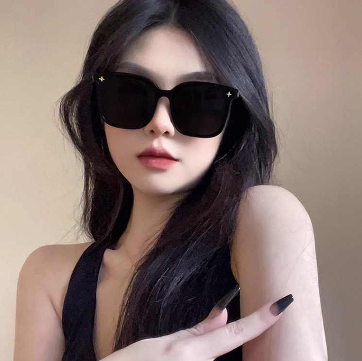 Designer Sonnenbrille Für Damen Mit Kette, Schwarze Gesichtsform_voghion.com