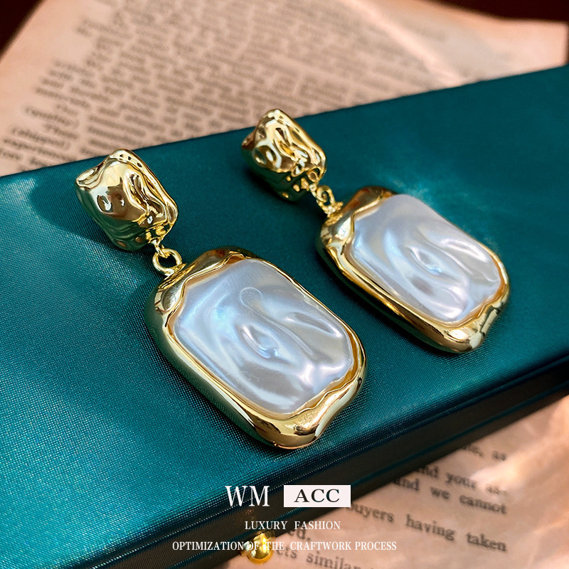 Square earrings pearl
