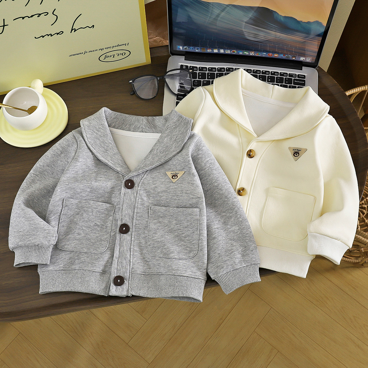 New children's jacket, stylish and casual, simple and versatile, with a lapel and button-down design, perfect for medium and large children.