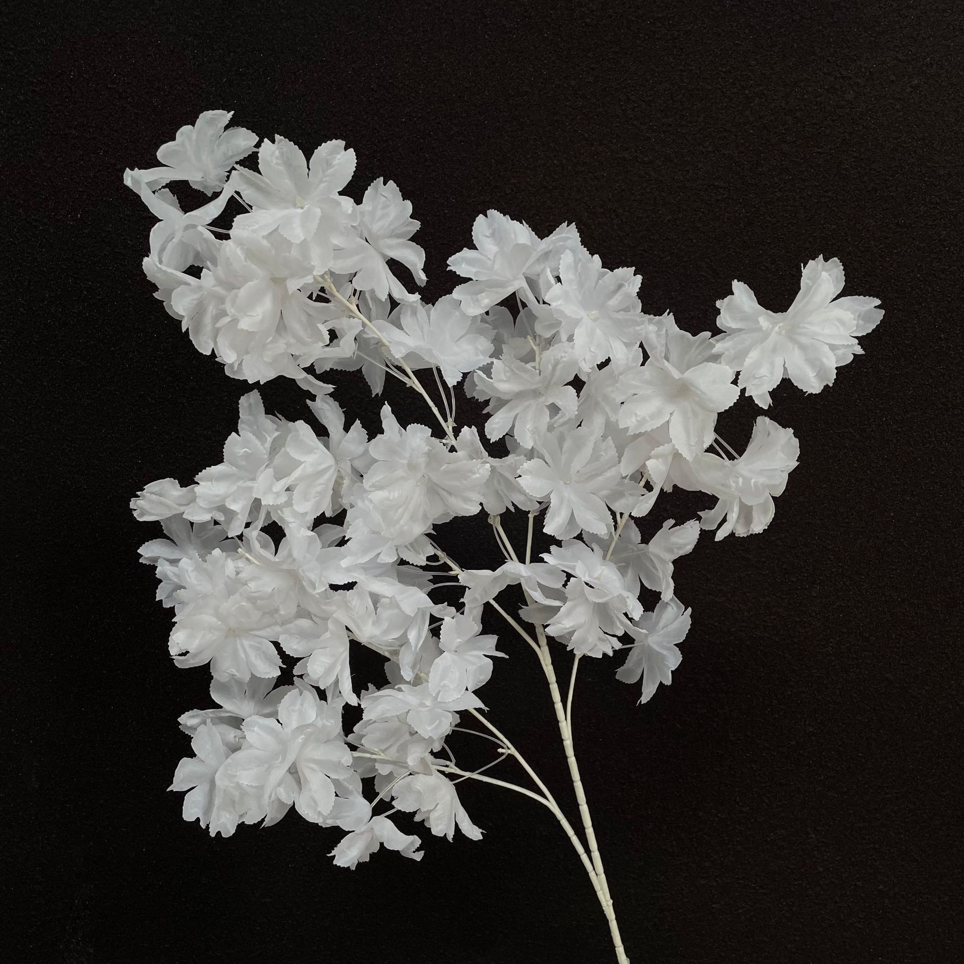 Flores falsas blancas Flores artificiales Flores para bodas Auditorio de bodas Decoración del hotel Techo artificial Flores artificiales Flores falsas