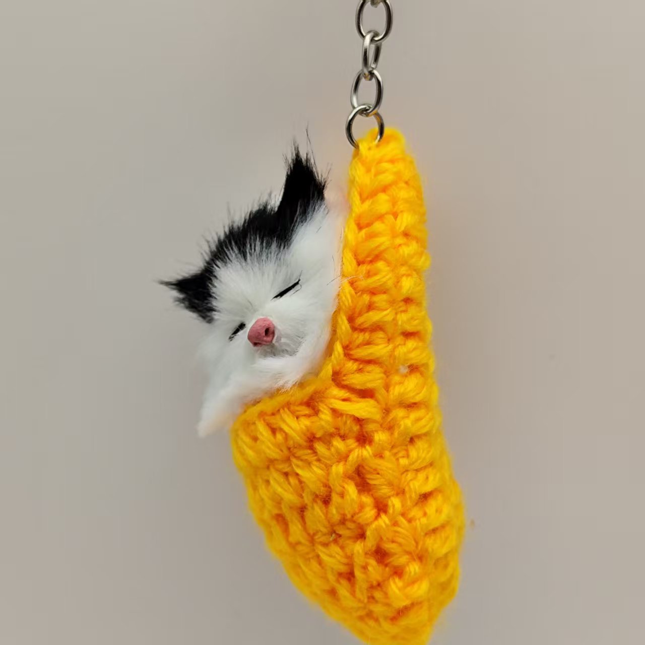 Llavero de peluche con diseño de gato durmiendo, colgante para bolso, teléfono, cordón para coche, pequeño regalo de animales, regalo navideño