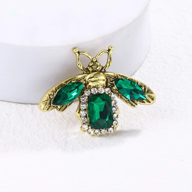 Spilla a forma di insetto con cristalli smeraldo accessorio moda_voghion.com