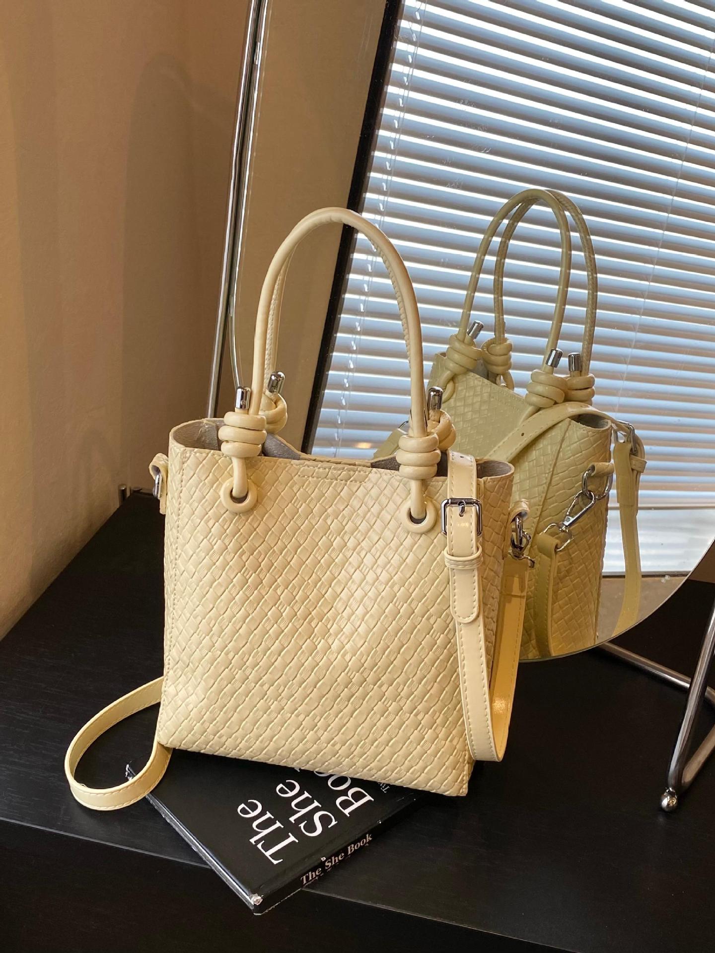 Bolso de cubo portátil tejido de comercio exterior femenino 2025 nuevo estilo estilo estilo occidental todo-fósforo bolso de mensajero de fuego súper casual simple