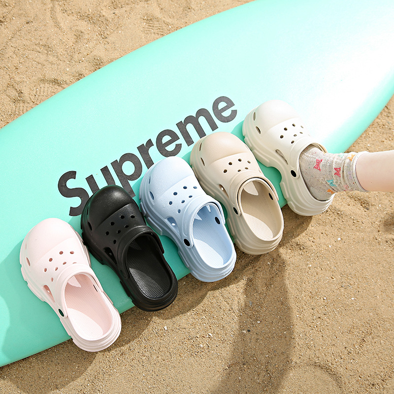 Tendencia de verano estilo caliente cabeza grande zapatos con agujeros de suela gruesa pareja antideslizante, resistente al desgaste, suela suave, sentido de la caca, zapatillas Baotou de moda