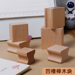 メーカーは木製の印鑑を提供しています。