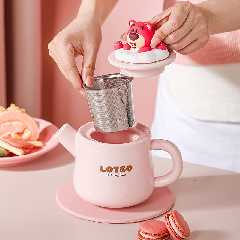 Osos de fresa Winnie osos de dibujos animados cerámicos domésticos de alto valor de la cara set tetera de una olla dos tazas de regalo set caja de regalo