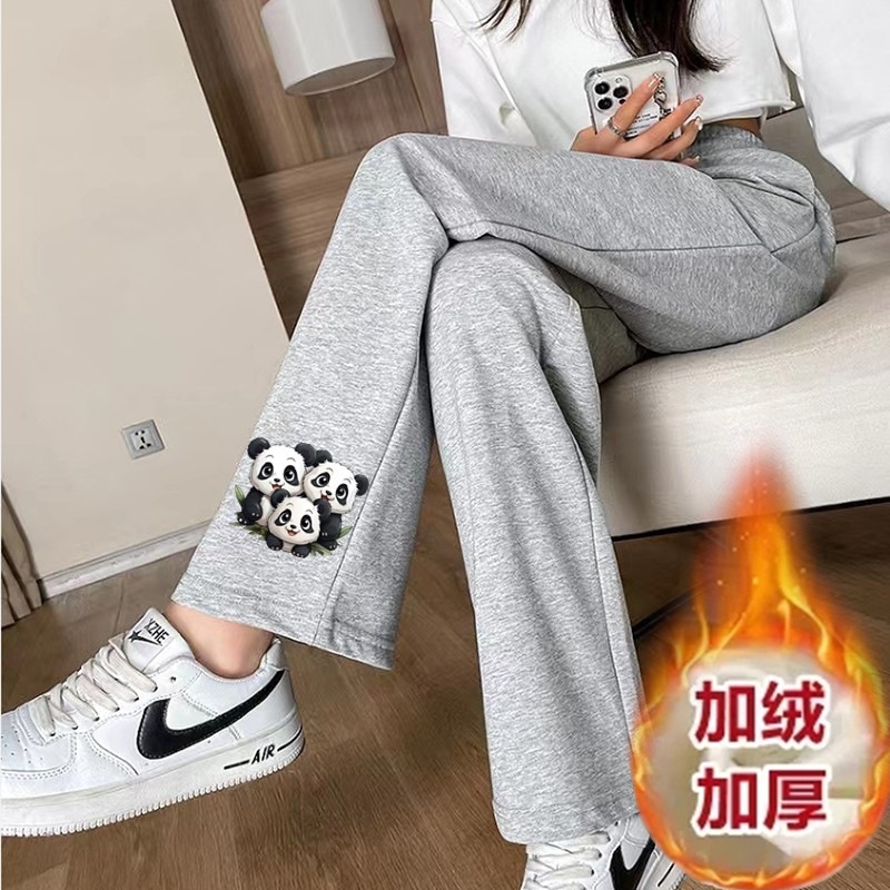 팬더 세 마리 스트레이트 그레이 팬츠와 벨벳