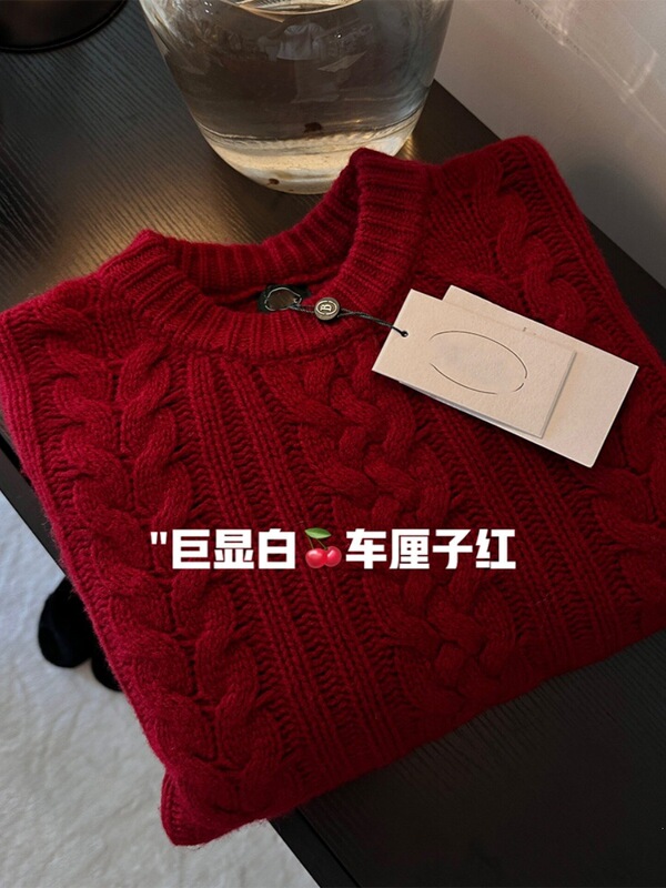 Highly recommended! Super flattering and makes your skin look brighter~ This cherry-red cable-knit sweater is perfect for creating a festive Christmas and New Year atmosphere Highly recommended! Super flattering and makes your skin look brighter~ This cherry-red cable-knit sweater is perfect for creating a festive Christmas and New Year atmosphere