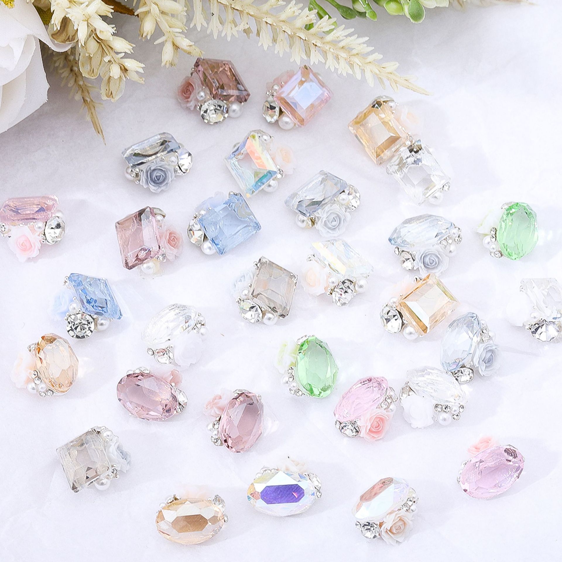 Verano hielo a través de la manicura, pila de cristales, joyería de diamantes, azúcar transparente, huevo de paloma, diamante de uñas, pila de rosas, bola de diamantes, producto terminado