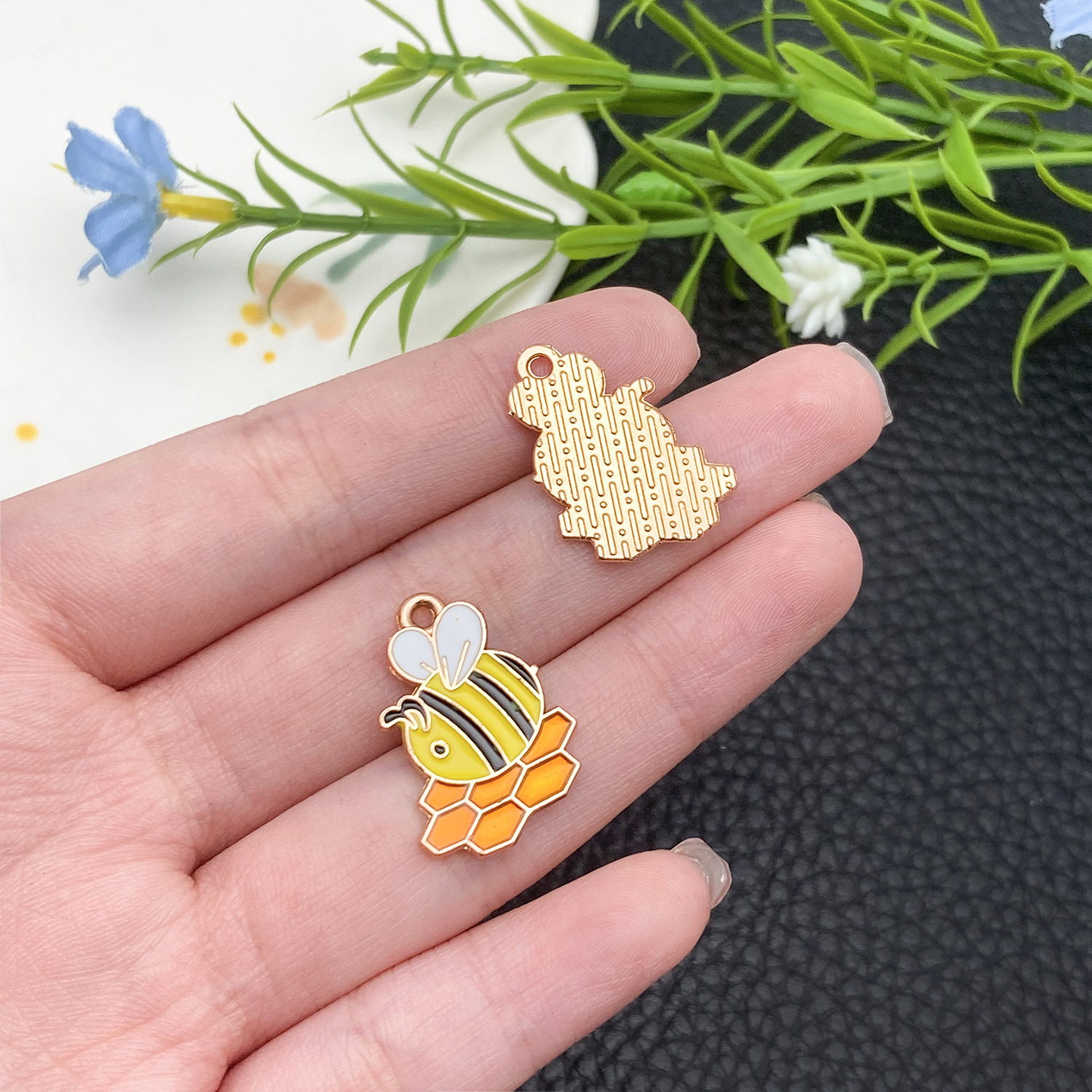 21131-DL-滴油黄色锌合金蜂巢蜜蜂21x21mm-1.