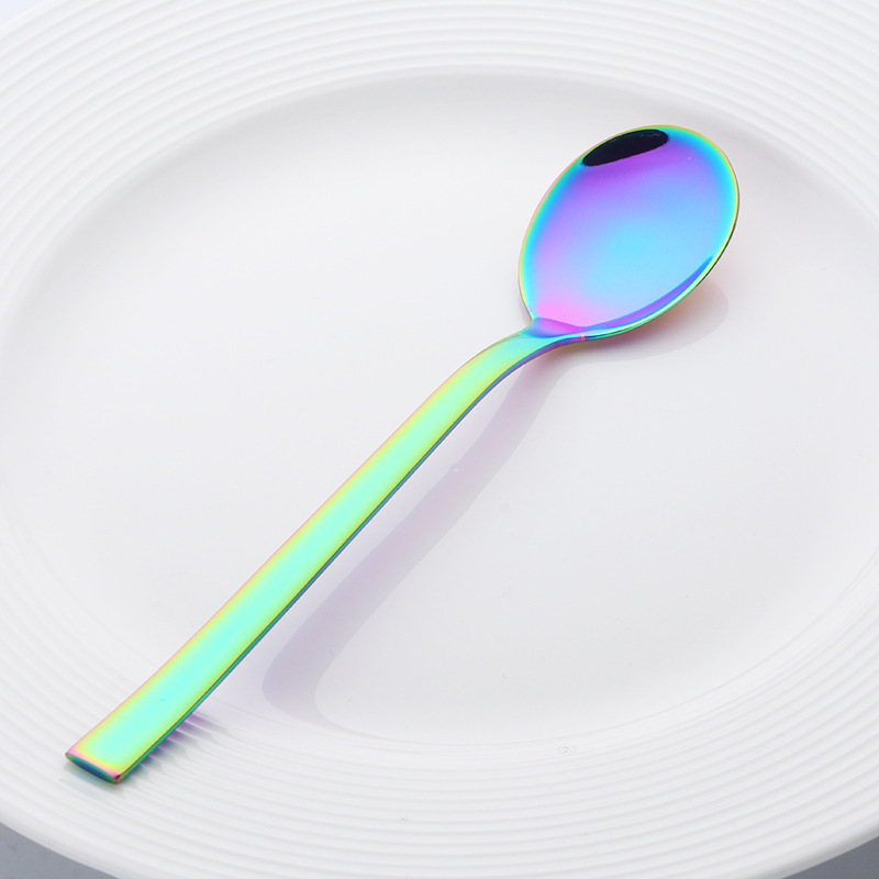 かわいい学生が食事をしているスプーンフォーク家庭用食堂の韓国式のアイデアの四角い柄304ステンレススプーンとチタンメッキのロゴ|undefined