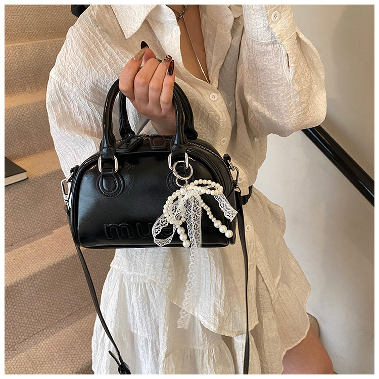 This year, Korean-style, stylish and simple hand-held bags with niche designs are in vogue. These are fashionable summer underarm bags for women's commuting undefined