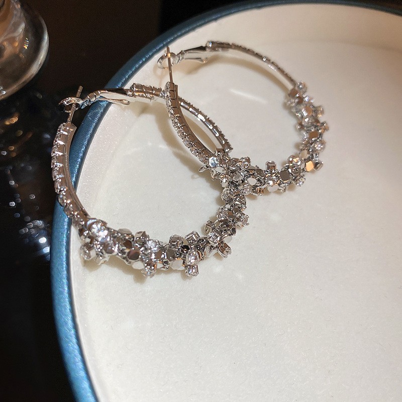 Aguja de plata Pendientes de anillo de elemento transfronterizo europeo y americano Pendientes de nicho de viento frío Pendientes de temperamento de moda Pendientes de lujo ligero y de alta gama