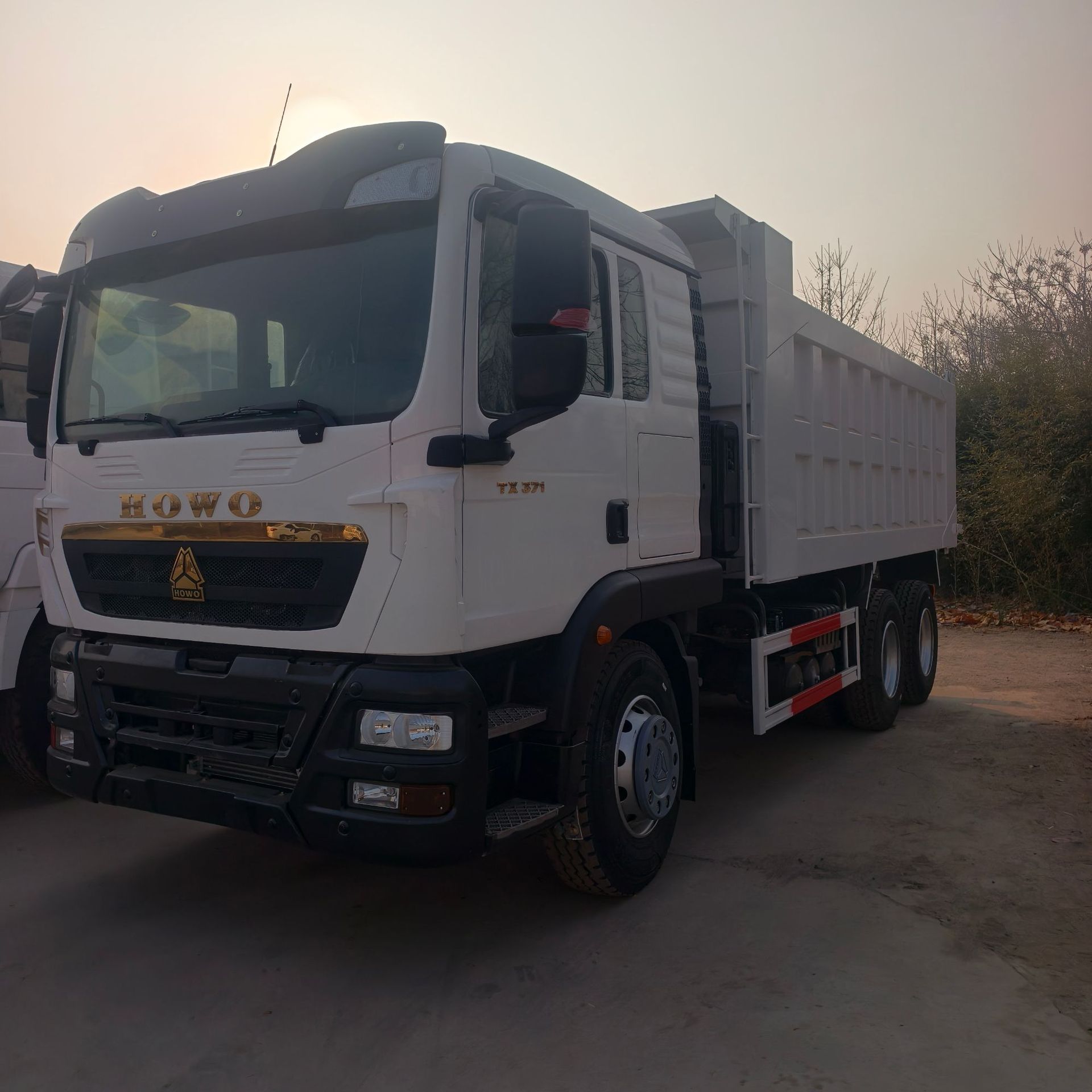 Cross-Border Export of Howo Tx6X4 Dump Trucks with 375 Horsepower and 371 Horsepower, Dumpers, and Earthmoving Trucks Exported to the Middle East