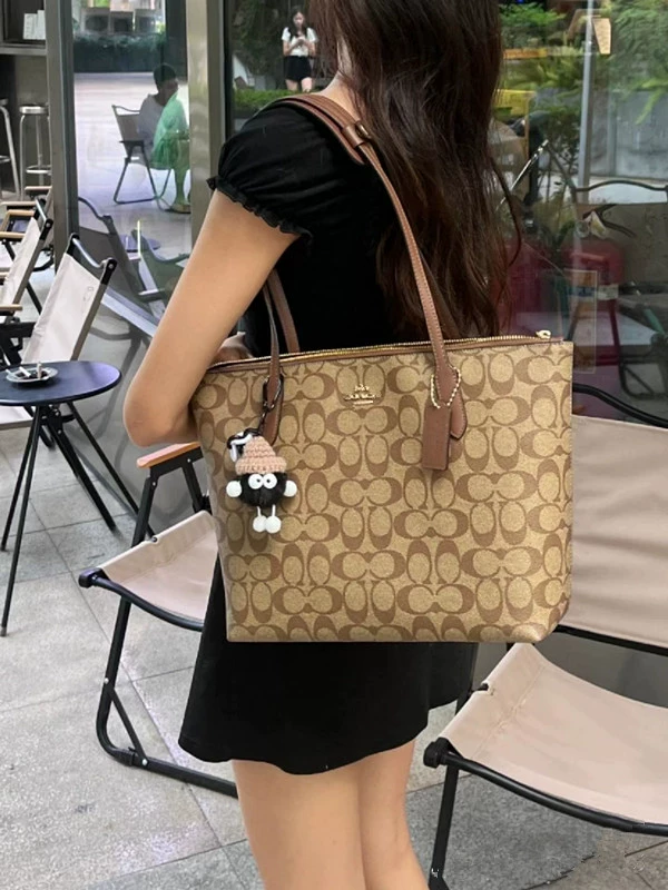Capacious classic one-shoulder bag with zipper, 2024 years