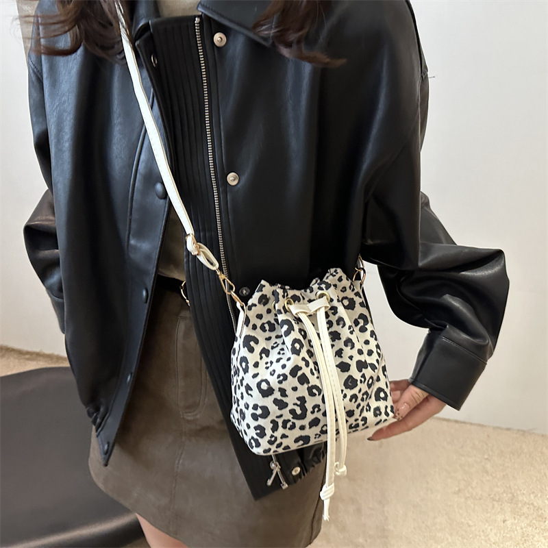 Nicho de diseño de leopardo correa bolso de cubo de agua mochila para mujeres 2024 nuevo popular bolso de hombro a cuadrillas portátiles