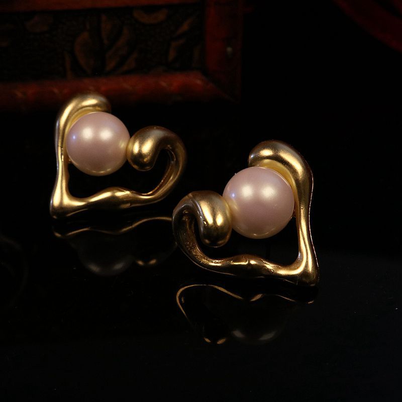 Modern matte elegant earrings heart shaped pearl