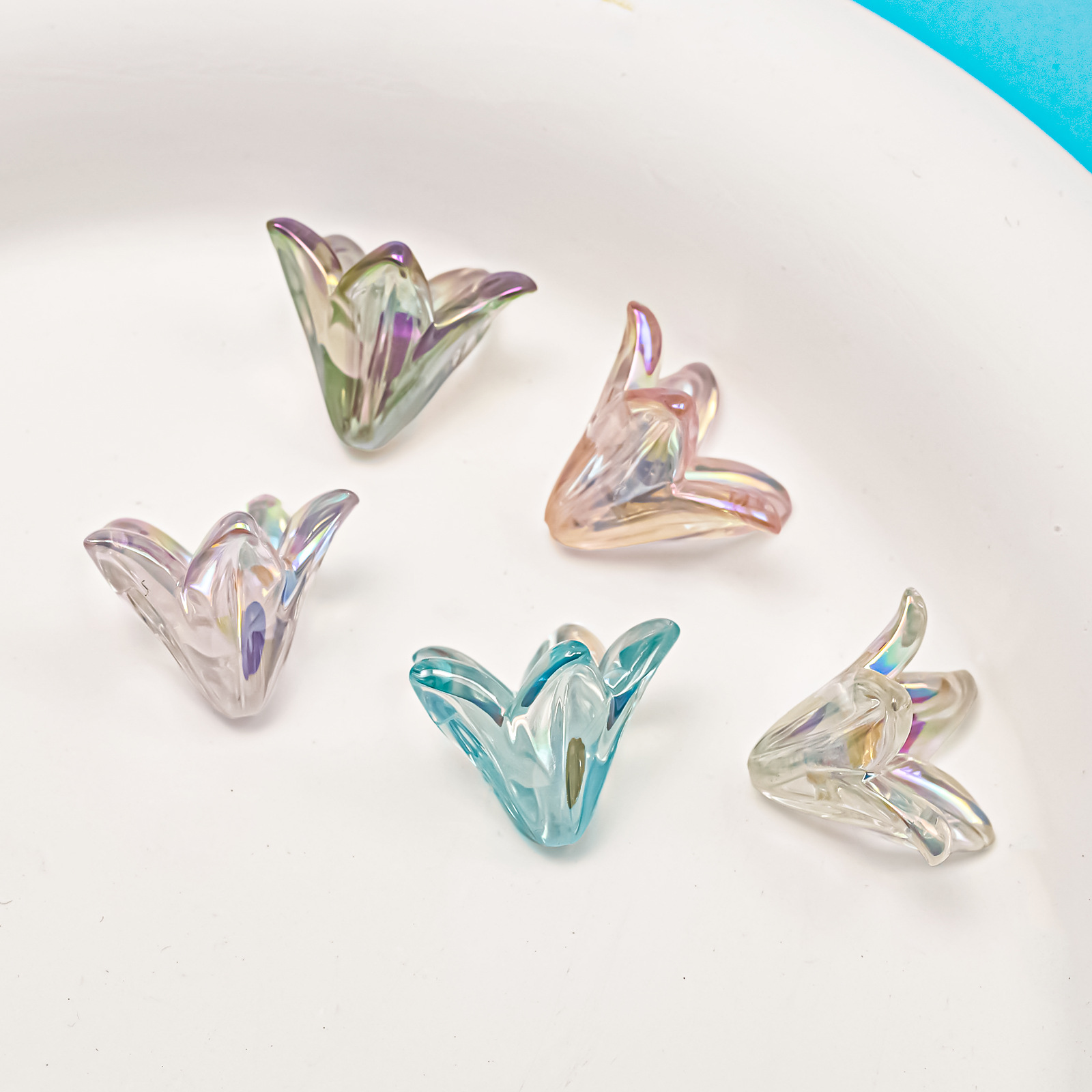 [40 paquetes] orquídea de campana transparente Lilium a través de agujeros de perlas de perlas de flores de perlas de material de cadena de teléfonos móviles al por mayor