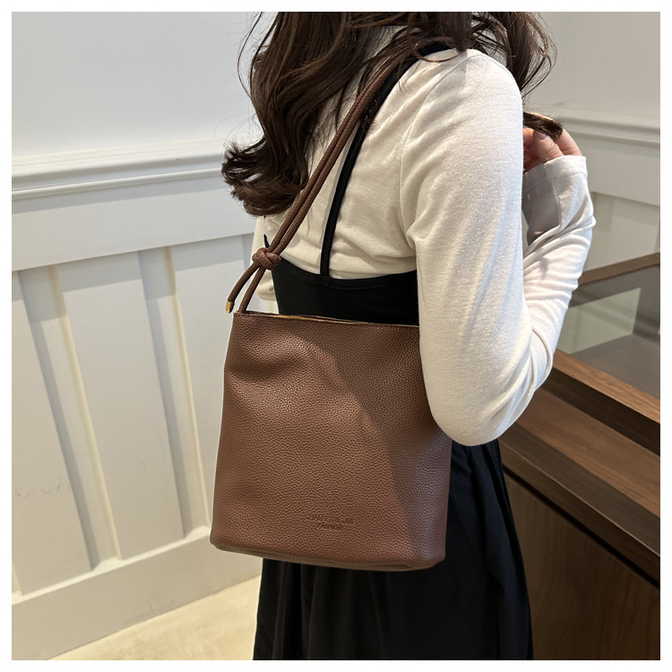 Solid-color simple single-shoulder casual. This year, the retro large-capacity 2024 new autumn crossbody bucket bag for women is in vogue undefined