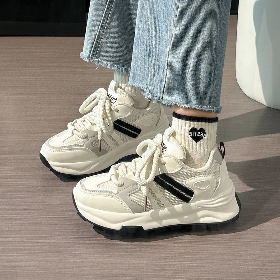 Pequeños zapatos blancos para mujeres 2025 nuevos zapatos deportivos de estudiantes zapatos de skate para mujeres zapatos de carreras casuales con suela plana