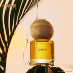 High-end creative thick-bottom cylindrical essential oil bottle with camellia oil, 15ml/30ml/50ml, with a pure wooden round lid for aromatherapy and refilling.