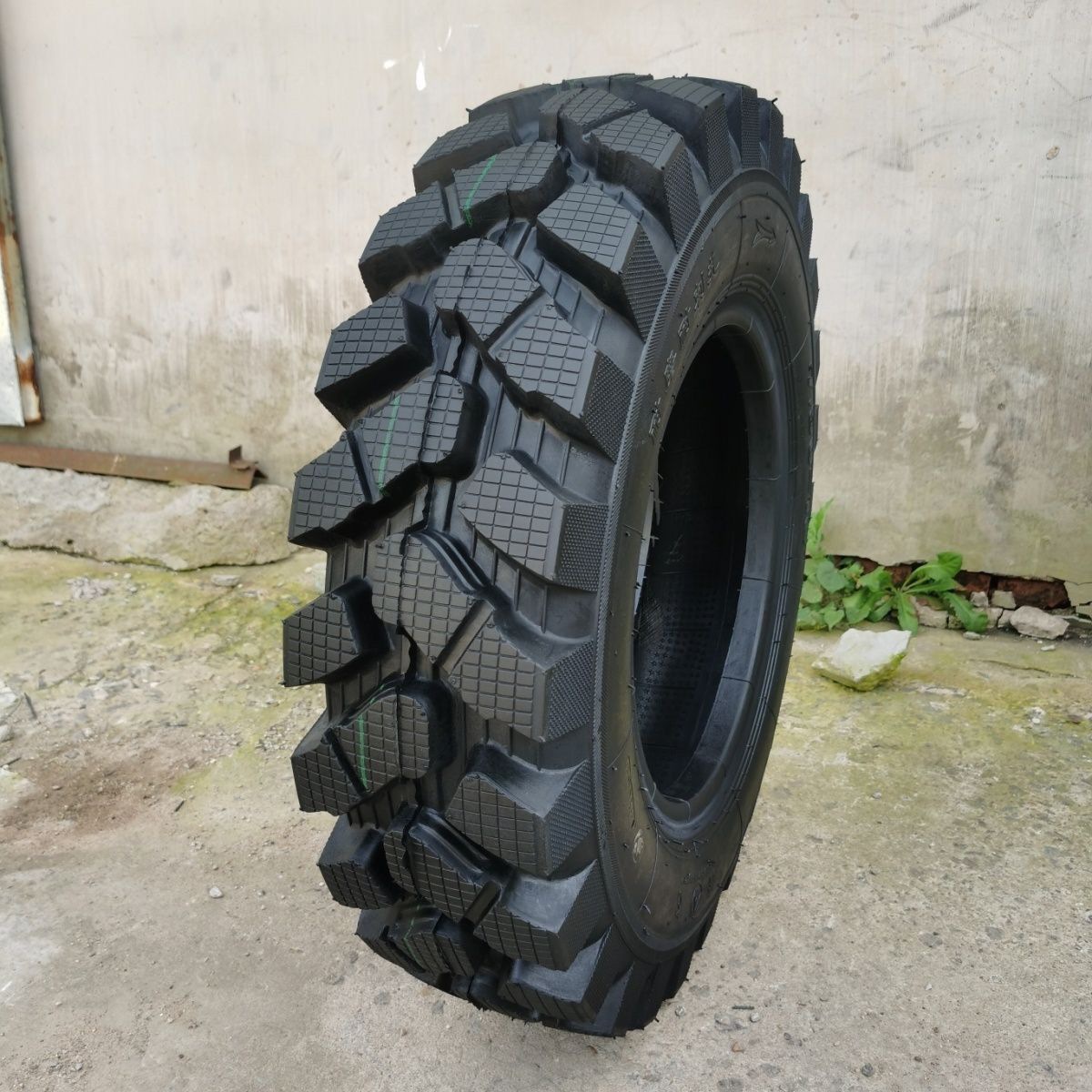 600/650/700/750-12 14 16 Agricultural Four-Wheel Tricycle Tractor with Reinforced Herringbone Tires