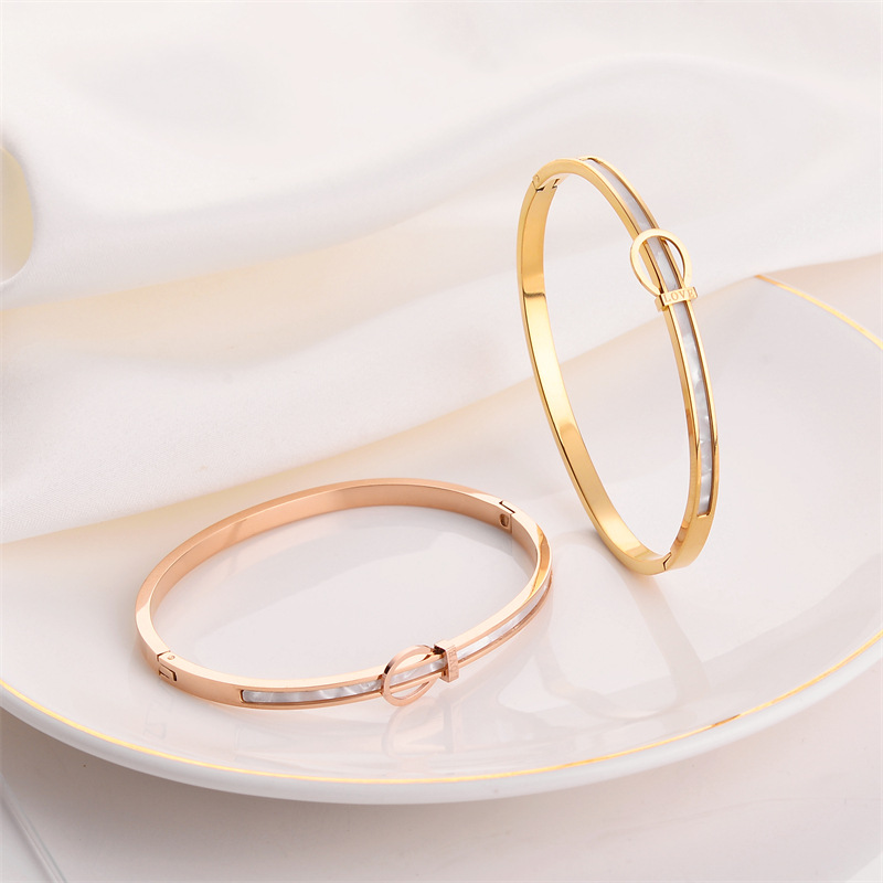 Cross-border Lucky acero de titanio chapado en oro conchas de mama conchas pulsera de cinturón de hebilla de diseño simple pulsera de estilo de moda