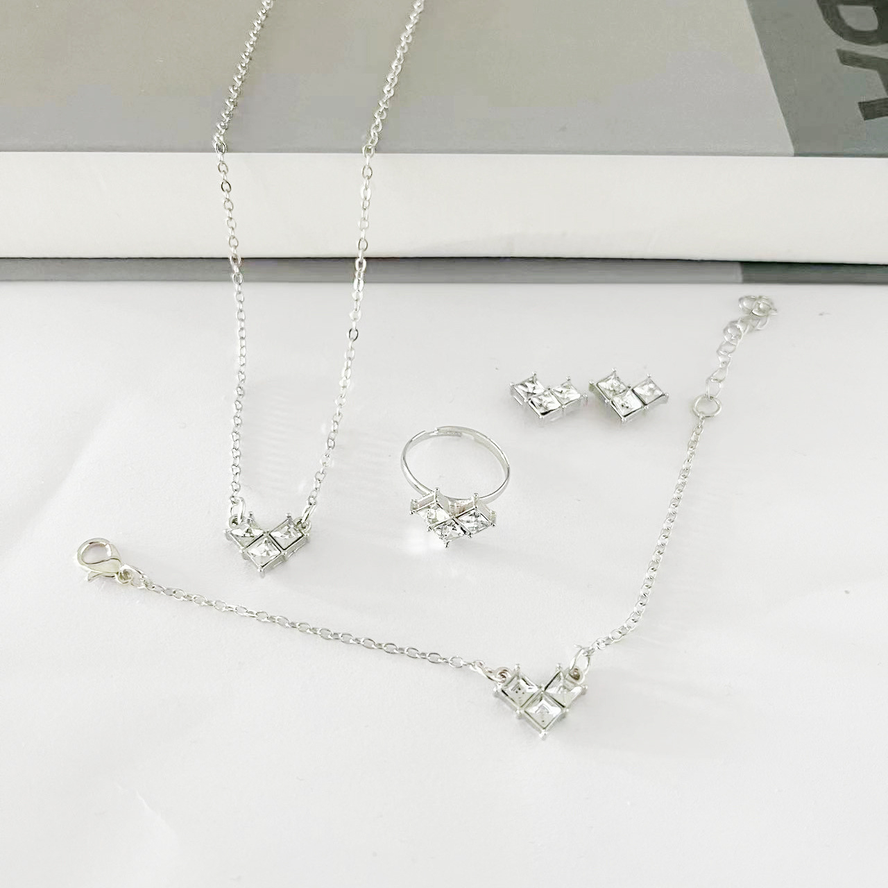 Europea y americana transfronteriza nuevo collar traje de moda exquisita aleación incrustaciones accesorios amor collar pendientes conjunto de cuatro piezas al por mayor