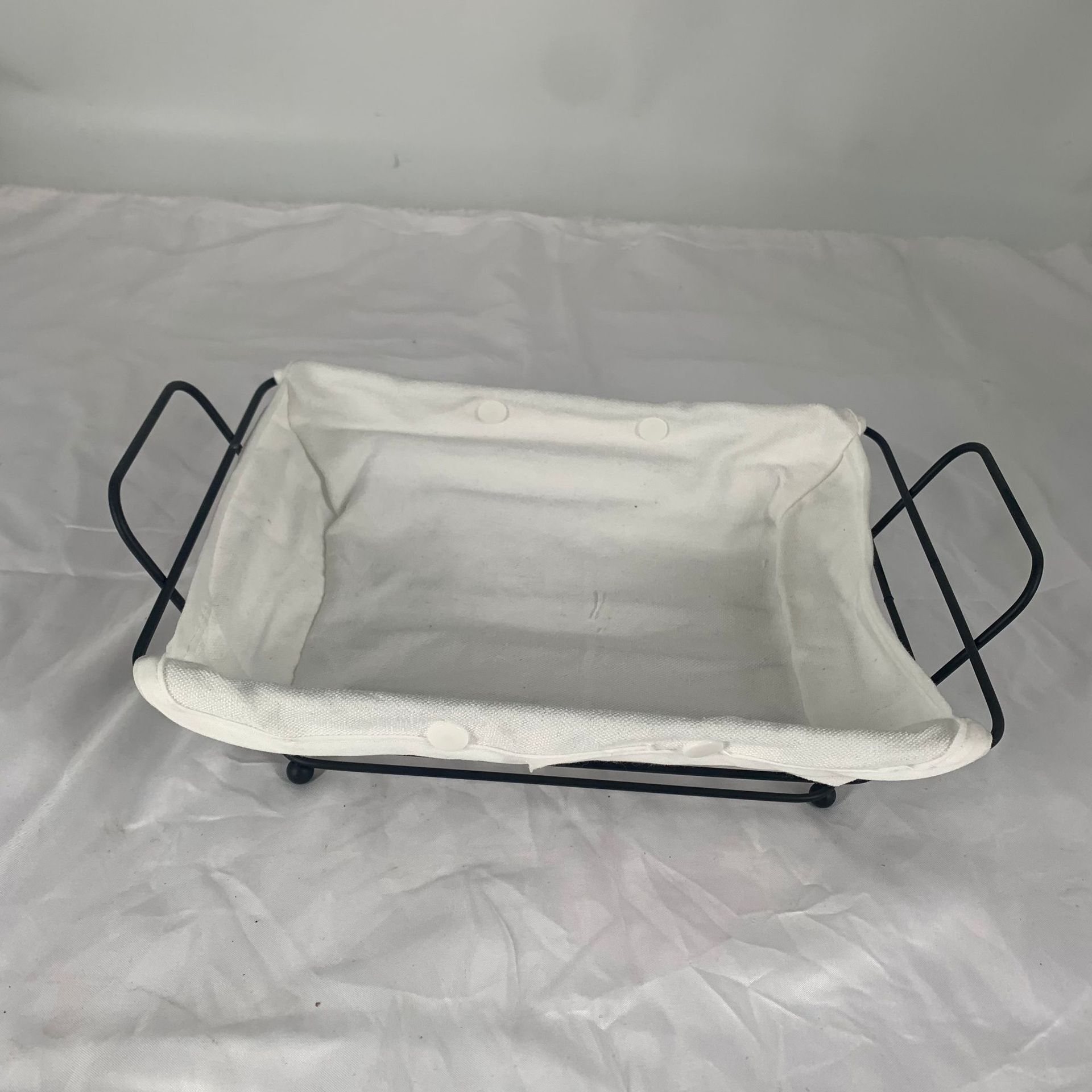 Cesta de almacenamiento de hierro forjado rectangular Cesta de pan de estilo ins Cesta de almacenamiento de frutas Cesta de almacenamiento de escritorio hueca Cesta de almacenamiento para el hogar