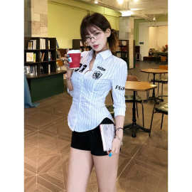 美式辣妹条纹衬衫女夏季翻领中袖衬衣外衫设计感修身显瘦短款上衣