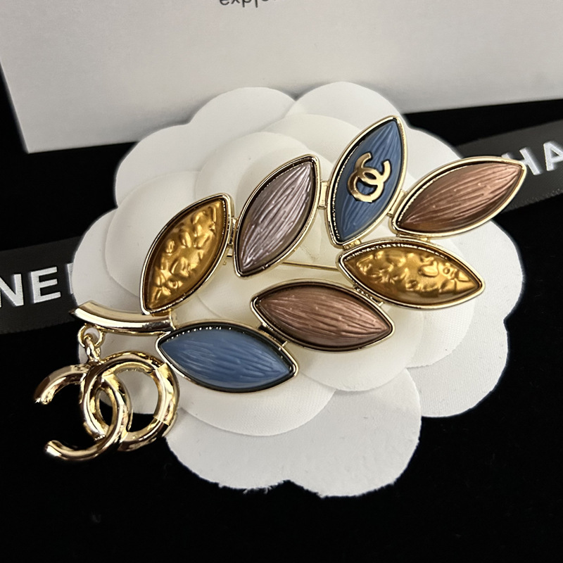 Exquisite Fragrant Style Wheat Ear Brooch European and American Retro Elegant Pin Double C Pendant All-match Clothing Accessories Corsage Buckle