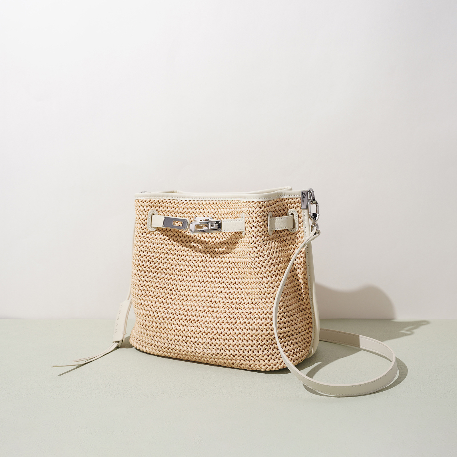 New Beach Vacation Straw Woven Bag Fashion Niche Shoulder Crossbody Bucket Bag Women's Ins Style Cowhide Handbag
