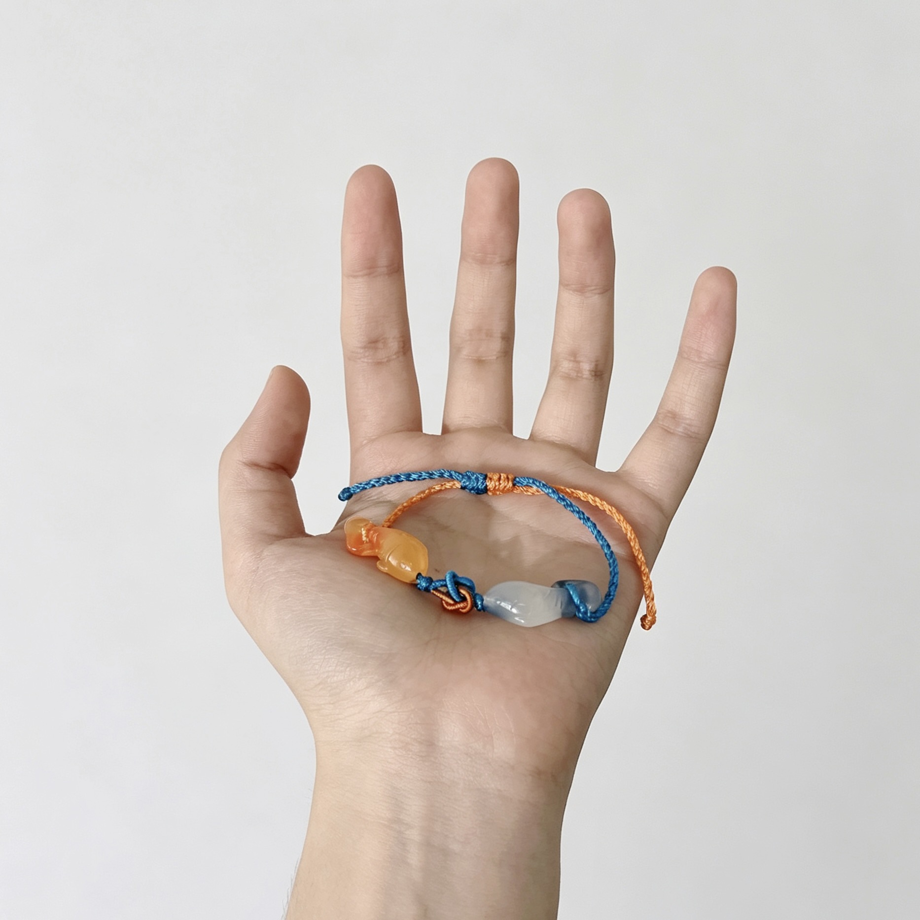New Chinese style, color-blocked, hand-woven koi fish bracelet, featuring a traditional Chinese design, versatile, made of resin, with a "year after year" motif, a unique and exquisite piece, and adjustable