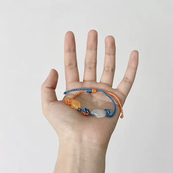 New Chinese style, color-blocked, hand-woven koi fish bracelet, featuring a traditional Chinese design, versatile, made of resin, with a "year after year" motif, a unique and exquisite piece, and adjustable
