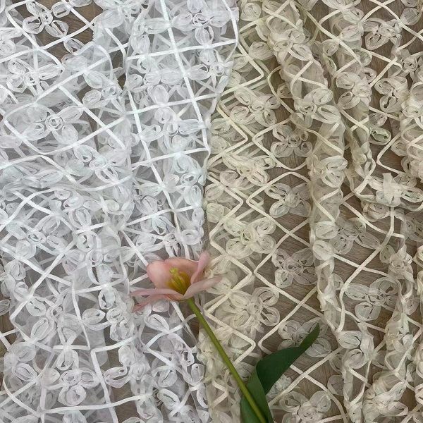 厂家直销 新款方格梅花钩花网纱布料 拍照童装网布 蕾丝花边面料