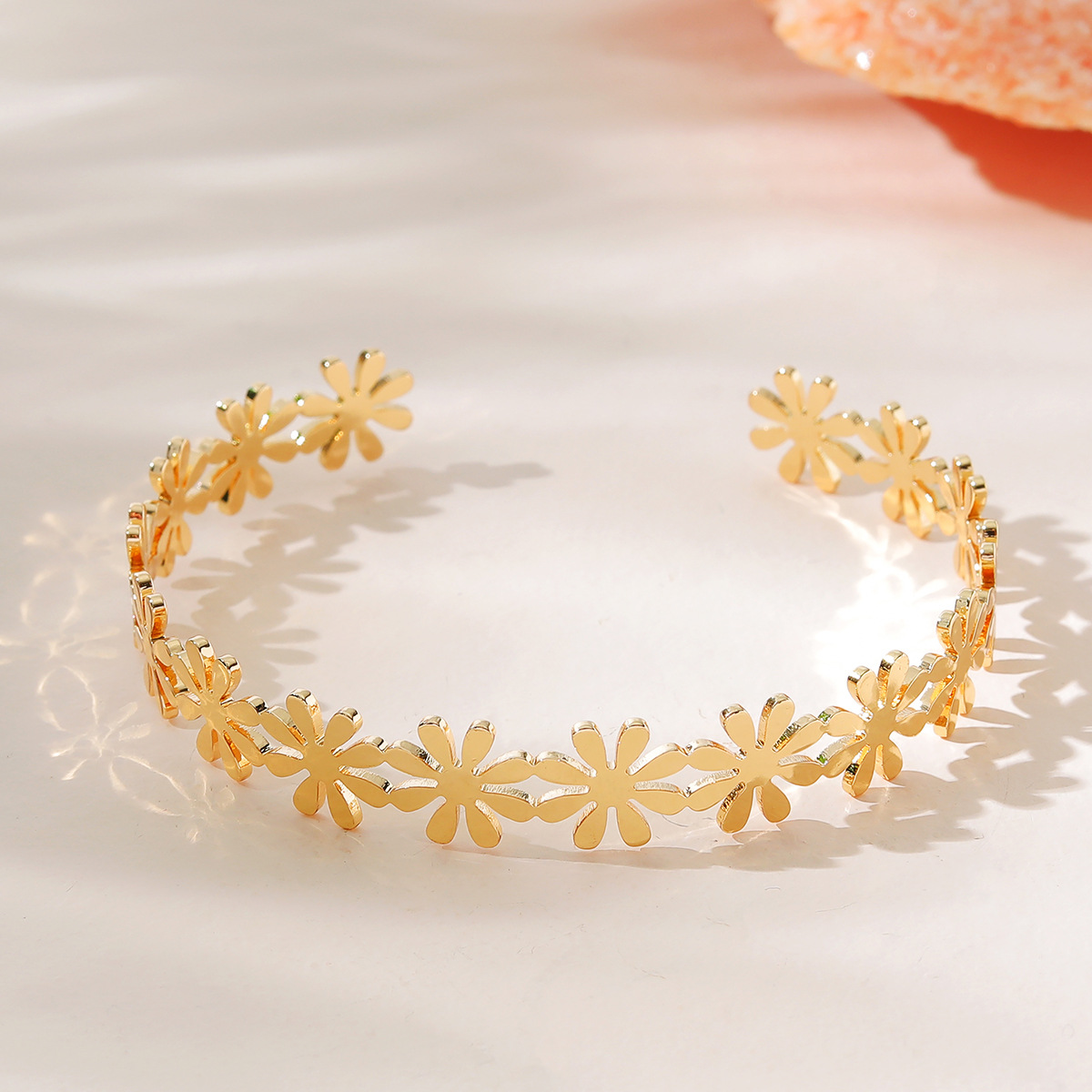 Fashion Jewelry Simple Flower Shaped Alloy Bracelet Women's display picture 2